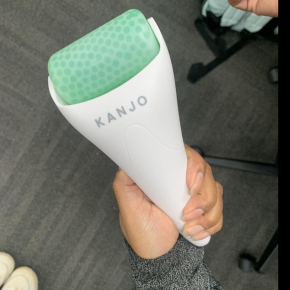 Kanjo Soothing Ice Roller Helps de-puff skin Migraines Pain Relief! New in box! - Picture 2 of 13